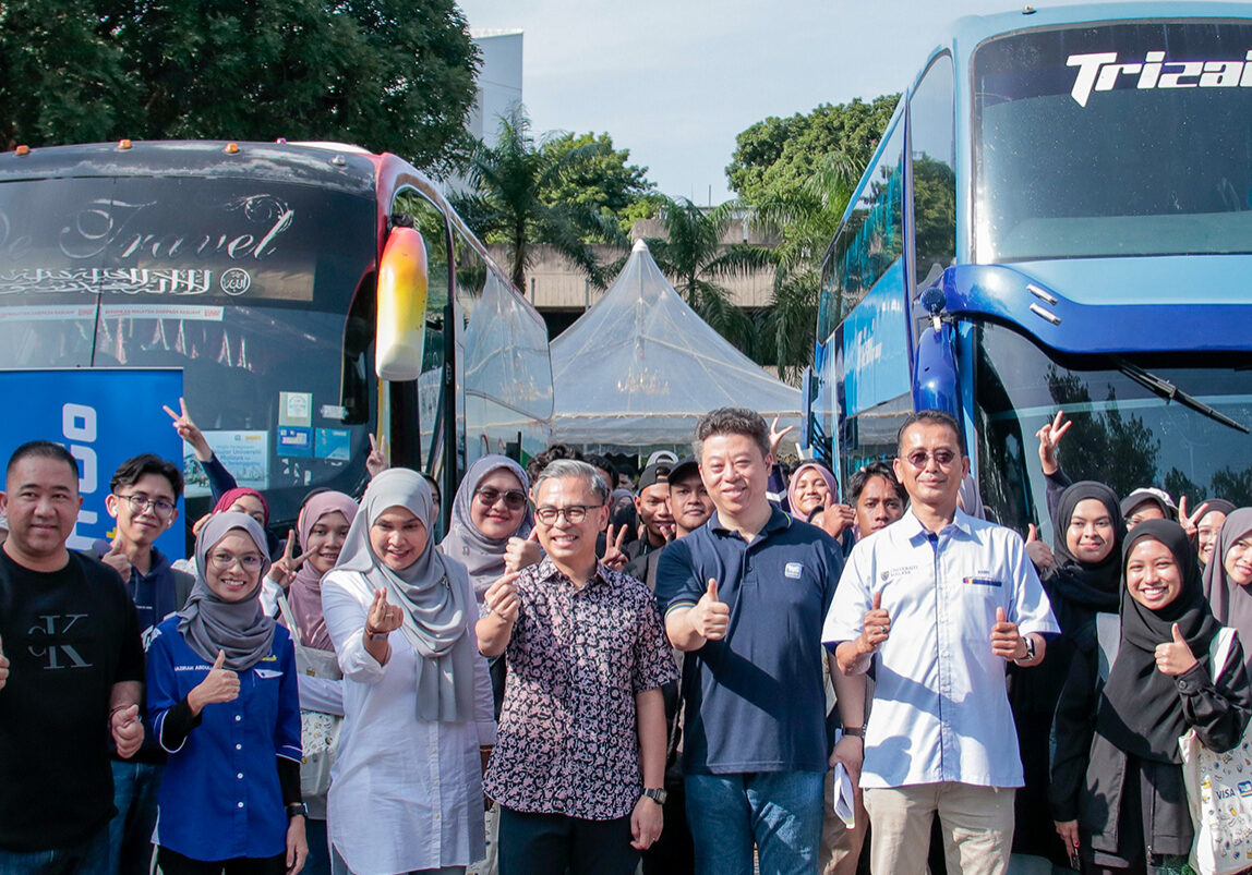 tng-ewallet-and-easybook-sponsor-84-um-students-to-balik-kampung-thumb