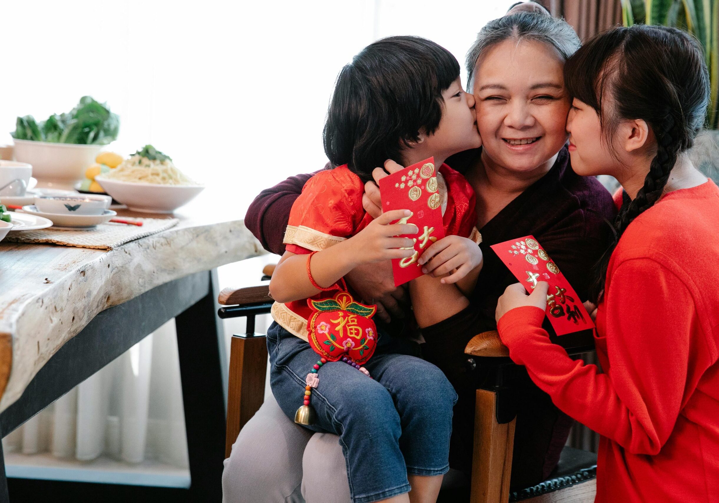 grandma-grandkids-angpow-packets