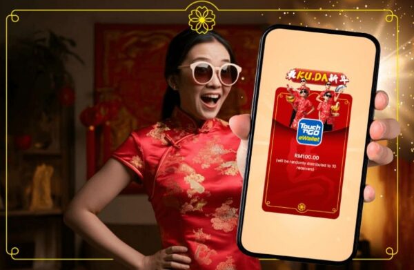 lady in cheongsam holding phone showing TNG eWallet Money Packet